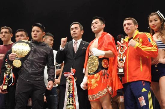 双方经过短暂的试探后,不断用低扫和组合拳进攻对手,由于魏锐有身高