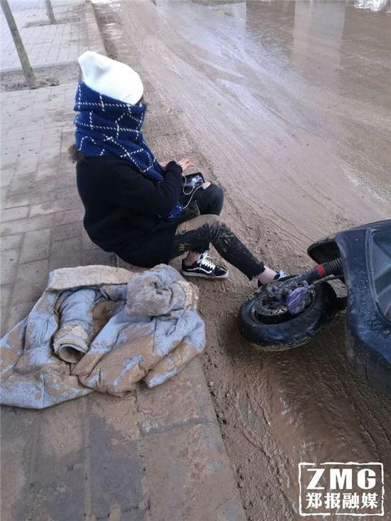 郑州西三环被遗撒100多米的黄土摔得行人一身泥
