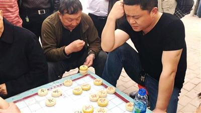 许昌"棋王"棋坛下变身情歌王子 拥过万粉丝