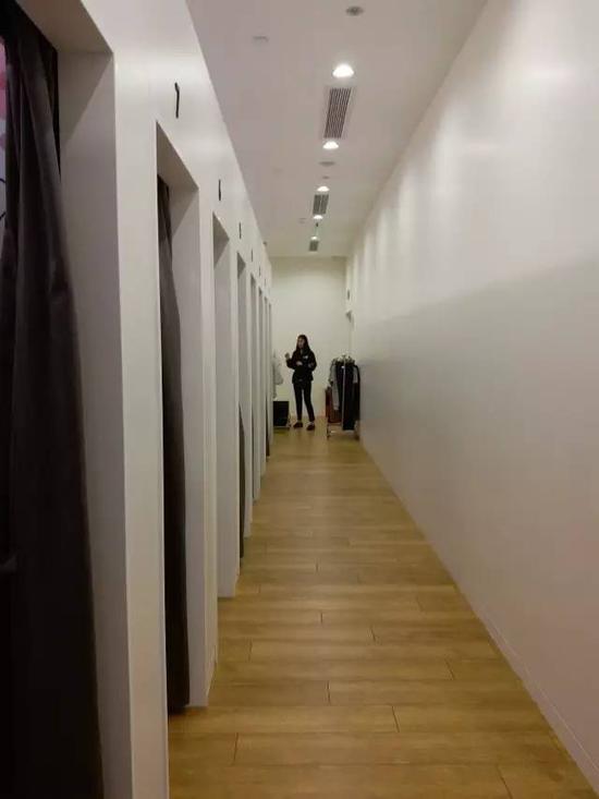 多图丨潮妹实战郑州各品牌试衣间,看哪家能解锁更多姿势!