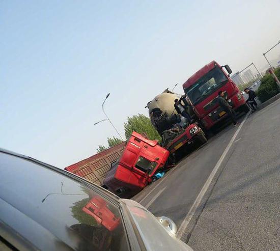 郑州西四环两辆半挂车凌晨出事故