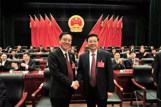 县长马同和当选后和县委书记李振兴同志合影