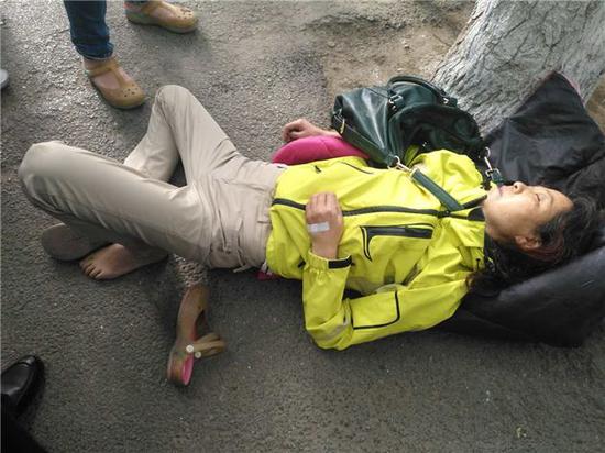 郑州东三街路口女子突发癫痫倒下前向路人求助