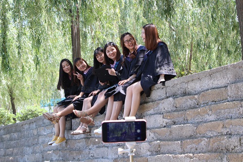 周口大学生航拍个性毕业照 换个方式致青春(图)