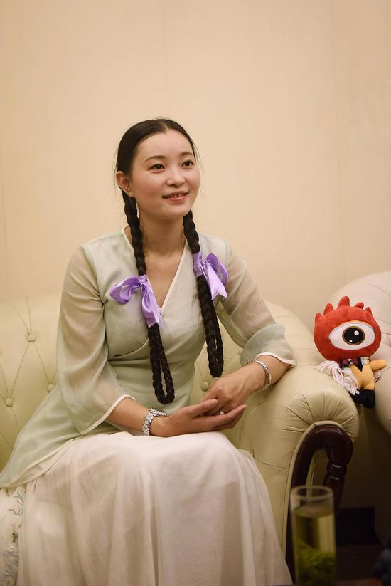 在重返狼群郑州站路演中,我们也有幸采访到主创李微漪和导演亦风.