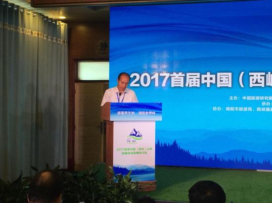 中共西峡县委书记孙起鹏同志介绍西峡县老界岭避暑旅游发展情况.