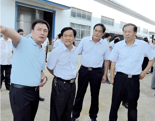 当天下午3:00,县委书记李德成,县长周天龙等县领导带领各乡镇(街道)