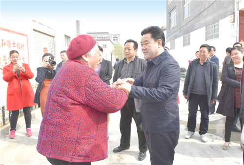 县委书记褚清黎指导国家卫生县城创建工作县委书记褚清黎看望慰问环卫