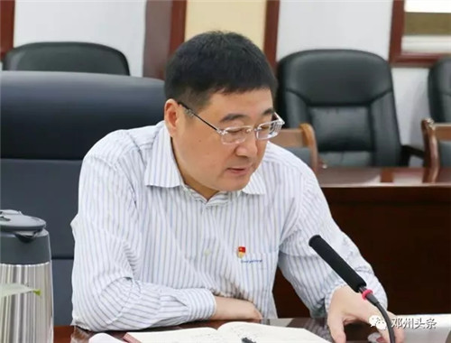 邓州市委书记吴刚听取"三种精神"宣传活动汇报