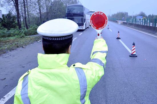 上蔡公安交警:强化重要时期客运车辆交通安全检查登记