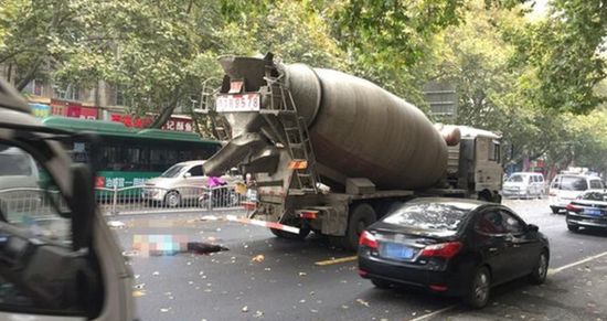 郑州一老太遭水泥罐车碾压现场惨不忍睹