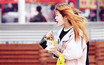 昨日郑州街头,寒风吹起了女孩的长发