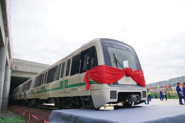 郑州地铁5号线首列客车抵达郑州 快来一睹它的风采