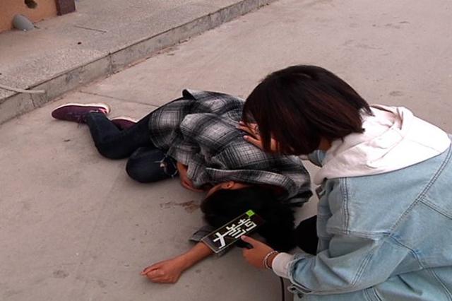 痛心男孩在午托班意外坠楼身亡母亲痛哭还原现场