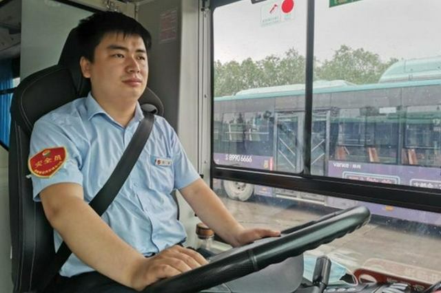 郑州萌娃刷不上奶奶的公交卡干着急 车长一句话令他与车长击掌相庆 - Vimarsana News