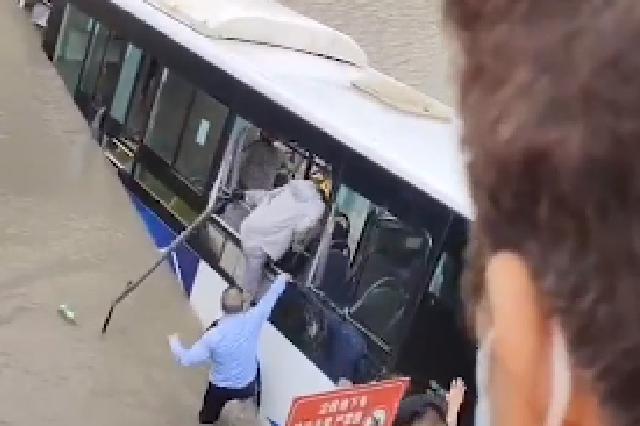 上海公交车落水司机昏迷 河南兄弟俩徒手破窗救人