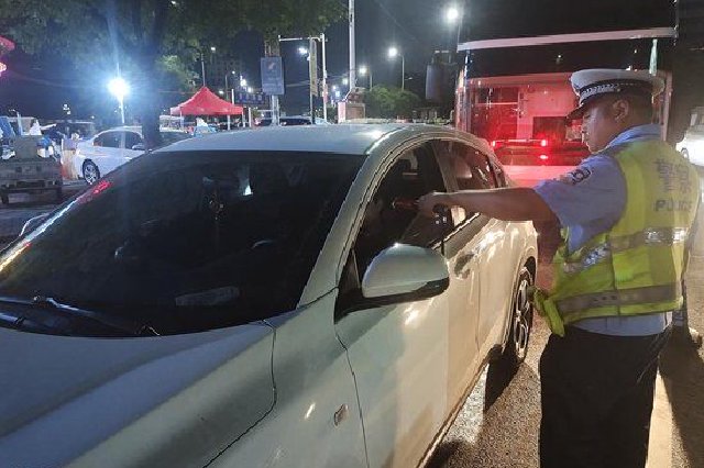 中牟交警开展夏夜巡查统一行动 多名违法驾驶人被查处