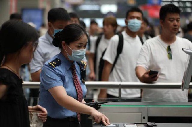 郑州东站迎来暑运高峰 请旅客尽量乘坐公共交通工具前往车站