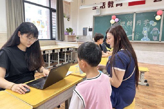 郑州市区小学入学报名第一天 总有一些细节温暖着你