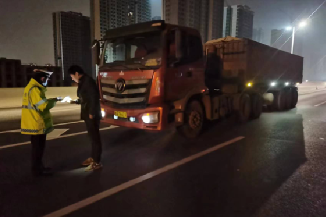 郑州交警严查大型车辆上高架 本月已查处872起