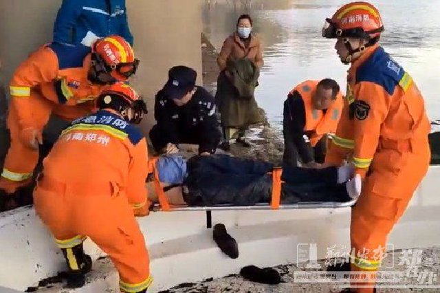男子突发疾病被困桥下 消防员携手医护人员紧急救援