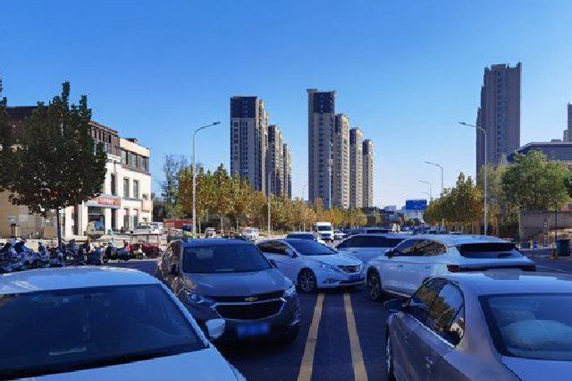 这条路一到夜里就变停车场 附近居民：路边临停可达三排