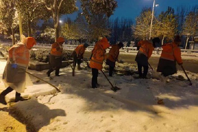 郑州城管部门出动21580余人清积雪保畅通 所有路段均已进行除