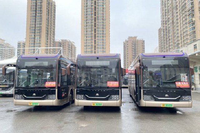 雨雪寒潮再度来袭 郑州公交部分线路增开区间车