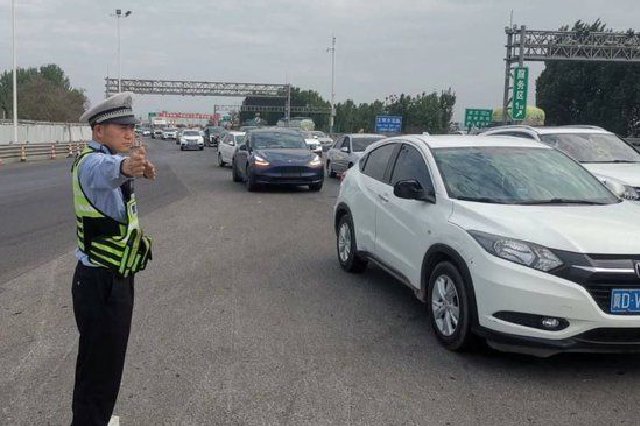 河南高速公安提示：返程大车流与降雨叠加 切记错峰返程