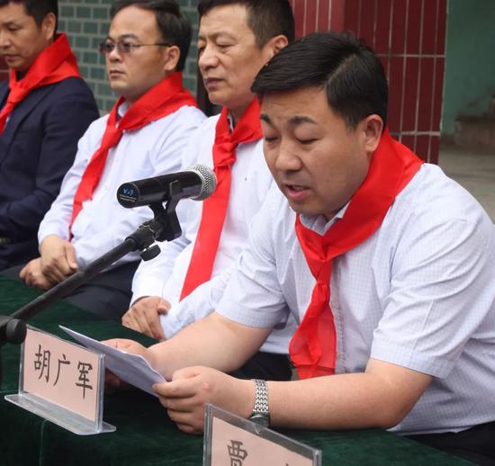 胡广军在活动中指出,脱贫攻坚是当前最大的政治任务,扶贫济困,实现