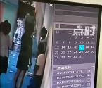 男孩关心玩伴反遭掌掴