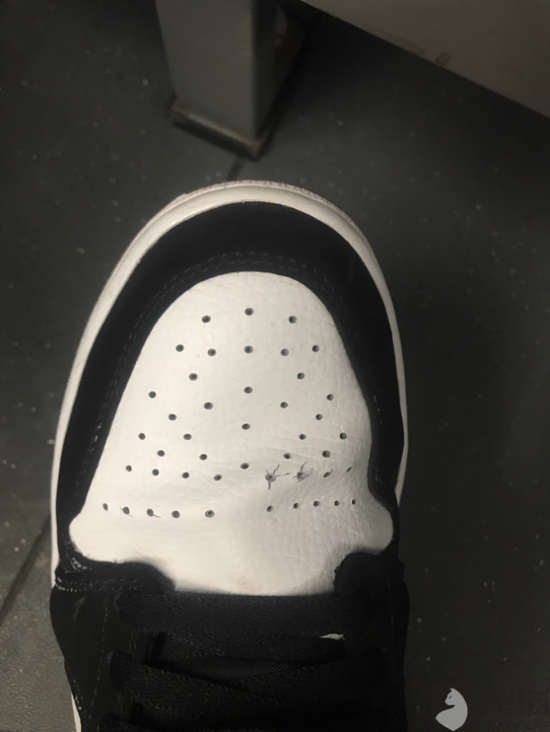 黑猫投诉在毒app买aj1鞋面开裂网友质疑是假货