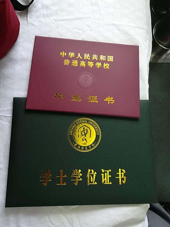站台上大学生孙斌杰拿到背包,看到背包里的毕业证,获奖证书,考取的