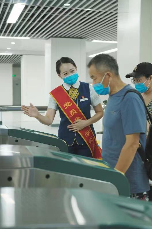 郑州地铁2号线工作人员引导乘客