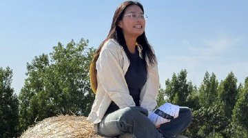 95后女村支書帶老人旅游登熱搜