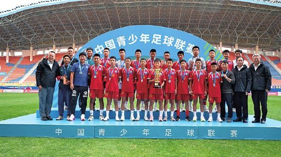 河南省实验中学足球队的小球员们在领奖台上