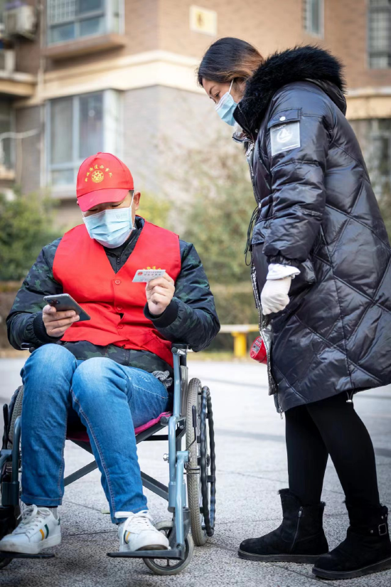 坐在轮椅上的退役军人志愿者