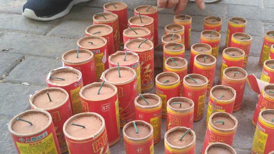 郑州街头惊现可疑纸箱 打开发现竟是一箱"雷王"