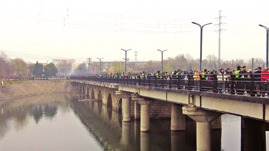 安阳桥庙会如期而至 万人空巷鲸背观澜