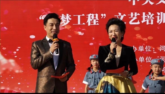 省文艺志愿者主持人韩亮、张庆果