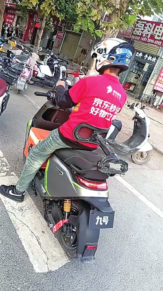自从有了新职伤保障，骑手马斋送单更安心了。受访者供图