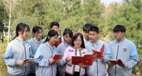 杨艳丽和知行读书社的学生们。资料图