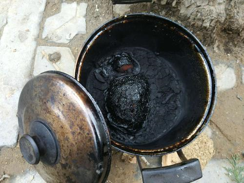 老人楼下聊天竟忘了厨房在煮肉锅起火冒烟吓坏邻居