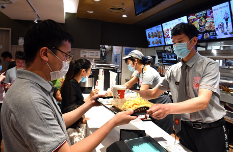 (郑继东服务顾客的场景)