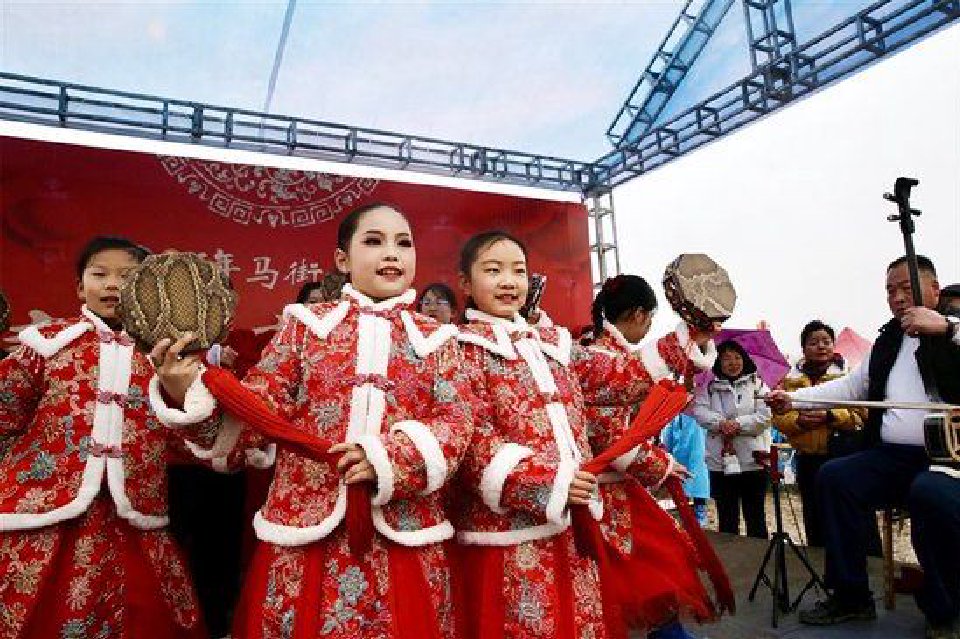 馬街書會雨中火熱開唱