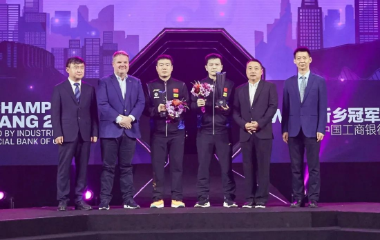 男单冠亚军与颁奖嘉宾合影