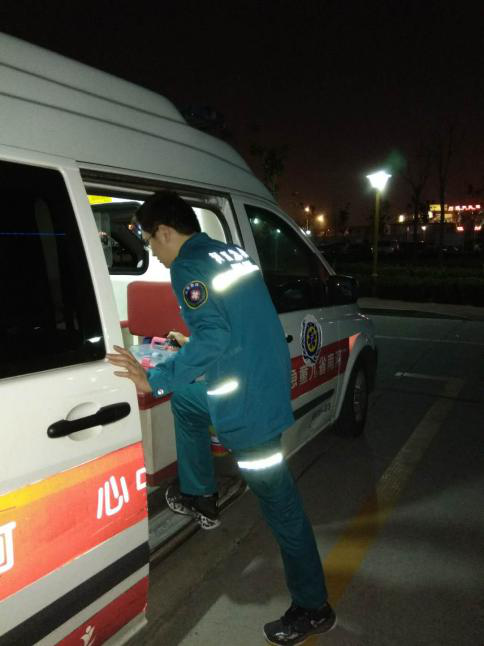 夜幕深沉,120医务人员紧急出诊