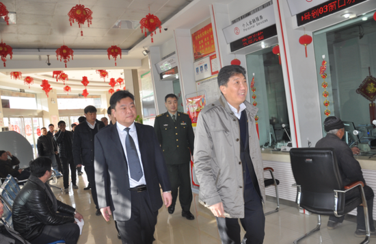 卫辉市委书记春节前夕慰问农信社基层一线员工