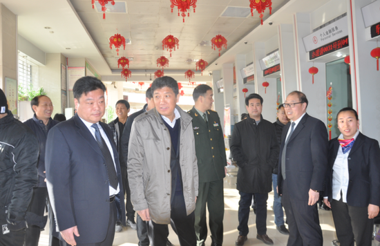 卫辉市委书记春节前夕慰问农信社基层一线员工