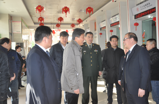 卫辉市委书记春节前夕慰问农信社基层一线员工